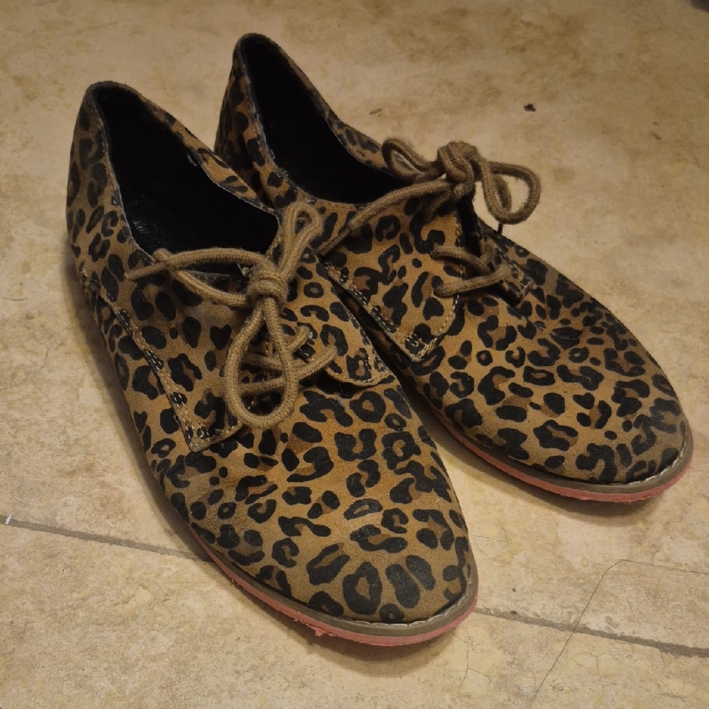 MOSSIMO cheetah Print Oxfords 6.5 Animal print Lace Up Flat Shoes